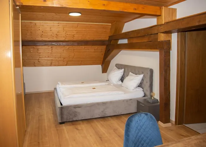 Weinhaus Kurtrierer Hof 宾馆 雷温